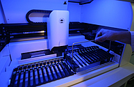 blaues Licht in Analysegerät im Institut für Mikrobiologie der Uniklinik Rostock