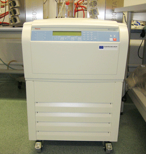 großes weißes viereckiges Gerät im Institut für Mikrobiologie der Uniklinik Rostock