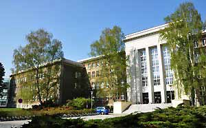 Außenansicht Institut mit Bäumen, Institut für Mikrobiologie der Uniklinik Rostock