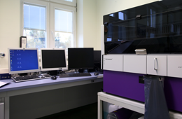 Laborraum mit drei Monitoren im Institut für Mikrobiologie der Uniklinik Rostock