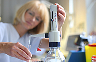 blonde Frau mit Laborgerät im Institut für Mikrobiologie der Uniklinik Rostock