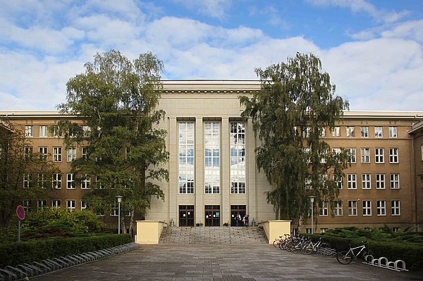 EIngangsbereich Institut mit Bäumen, Institut für Mikrobiologie der Uniklinik Rostock