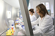 Zwei Frauen im Labor im Institut für Mikrobiologie der Uniklinik Rostock