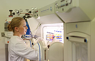 junge Frau an Laborgerät im Institut für Mikrobiologie der Uniklinik Rostock